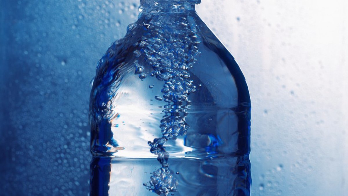 Новое видео вода. Бутылка для воды. Чистая бутылка. Жажда бутылка воды. Чистая вода из бутылки.